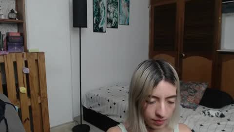 Snapshot of alicee_logan_ chatting on June 19, 1:43 am alicee_logan_ online show from June 19, 1:43 am
