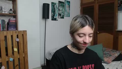 Snapshot of alicee_logan_ chatting on June 24, 1:48 am alicee_logan_ online show from June 24, 1:48 am