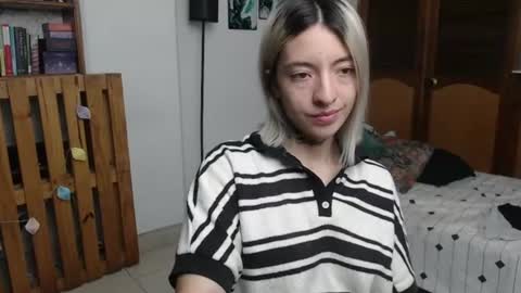 Snapshot of alicee_logan_ chatting on June 30, 1:06 am alicee_logan_ online show from June 30, 1:06 am