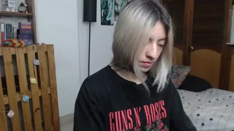 Snapshot of alicee_logan_ chatting on July 10, 1:43 am alicee_logan_ online show from July 10, 1:43 am