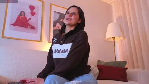Snapshot of alicee_milf_ chatting on May 11, 11:38 am Aleja online show from May 11, 11:38 am