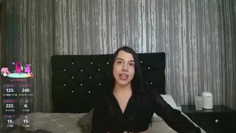 Snapshot of alicee_moonn chatting on June 3, 9:20 pm alicee_moonn online show from June 3, 9:20 pm