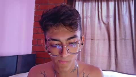 Snapshot of alicee_randyy chatting on May 25, 6:58 pm alicee_randyy online show from May 25, 6:58 pm
