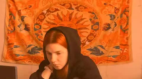 Snapshot of aliceinredsquare_ chatting on June 19, 4:39 am Alice online show from June 19, 4:39 am