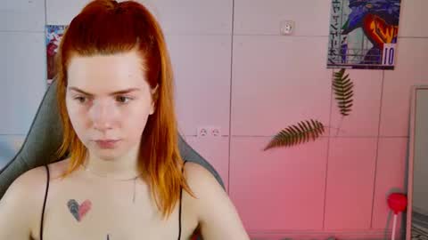 Snapshot of aliceinredsquare_ chatting on June 26, 5:12 am Alice online show from June 26, 5:12 am