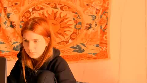 Snapshot of aliceinredsquare_ chatting on June 28, 5:02 am Alice online show from June 28, 5:02 am
