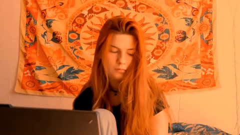 Snapshot of aliceinredsquare_ chatting on July 18, 5:22 am Alice online show from July 18, 5:22 am