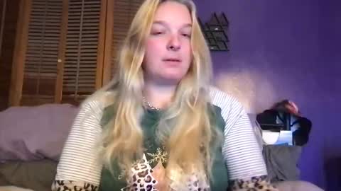 Snapshot of aliceinsmuttyland chatting on December 17, 11:33 pm Alice online show from December 17, 11:33 pm