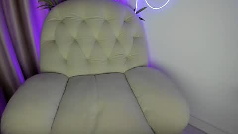 Snapshot of alicelevine chatting on November 11, 5:07 am AliceLevine online show from November 11, 5:07 am