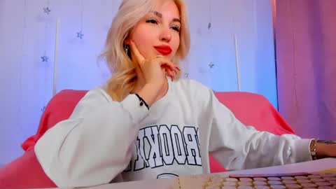 Snapshot of alicemonro chatting on May 15, 1:23 am alicemonro online show from May 15, 1:23 am