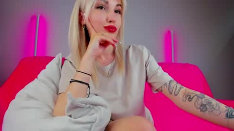 Snapshot of alicemonro chatting on May 20, 2:51 am alicemonro online show from May 20, 2:51 am