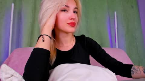 Snapshot of alicemonro chatting on May 23, 1:44 am alicemonro online show from May 23, 1:44 am