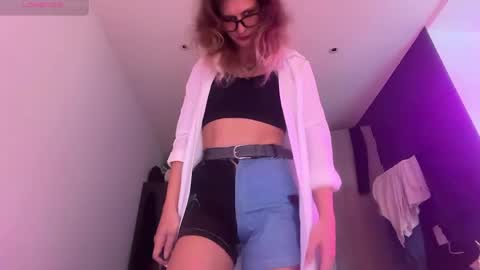 Snapshot of alicepinkhead chatting on May 22, 8:32 am AlicePinkhead online show from May 22, 8:32 am