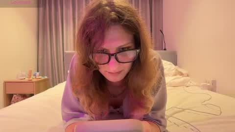 Snapshot of alicepinkhead chatting on May 28, 9:28 am AlicePinkhead online show from May 28, 9:28 am