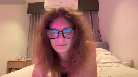 Snapshot of alicepinkhead chatting on May 29, 8:45 am AlicePinkhead online show from May 29, 8:45 am