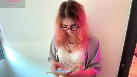 Snapshot of alicepinkhead chatting on July 21, 9:00 am AlicePinkhead online show from July 21, 9:00 am
