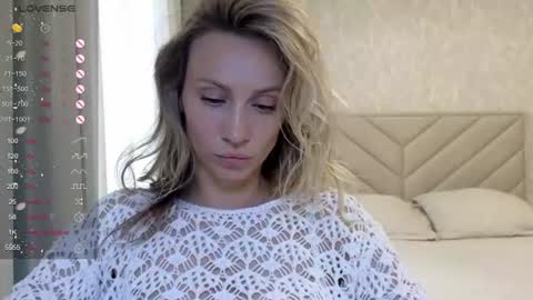 Snapshot of alicewonders_ chatting on June 11, 7:17 am Alice online show from June 11, 7:17 am