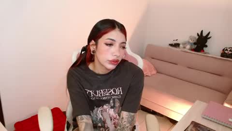 Snapshot of alicia_key_ chatting on April 16, 5:52 am ALICIA online show from April 16, 5:52 am