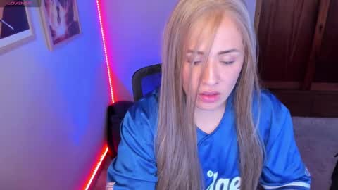 Snapshot of aliciaballard chatting on December 18, 6:46 pm Jennyfer online show from December 18, 6:46 pm