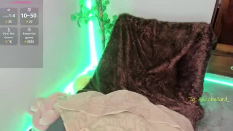 Snapshot of aliciaballard chatting on March 6, 11:31 pm Jennyfer online show from March 6, 11:31 pm