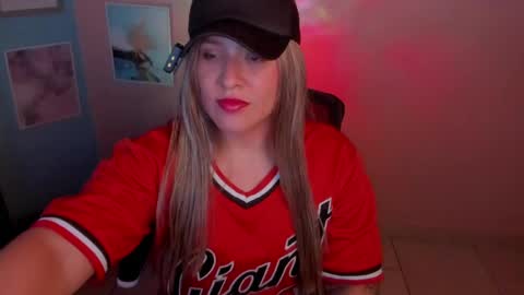 Snapshot of aliciaballard chatting on June 1, 9:27 pm Jennyfer online show from June 1, 9:27 pm