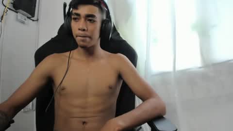 Snapshot of alienbigcock_01 chatting on June 20, 3:04 pm My name is Andrs and Im 18 years old. online show from June 20, 3:04 pm