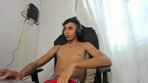 Snapshot of alienbigcock_01 chatting on June 22, 2:58 pm My name is Andrs and Im 18 years old. online show from June 22, 2:58 pm