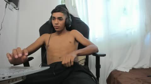 Snapshot of alienbigcock_01 chatting on June 23, 1:53 pm My name is Andrs and Im 18 years old. online show from June 23, 1:53 pm