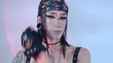 Snapshot of alienexxx chatting on May 28, 12:30 am online show from May 28, 12:30 am