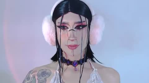Snapshot of alienexxx chatting on June 18, 12:00 am online show from June 18, 12:00 am
