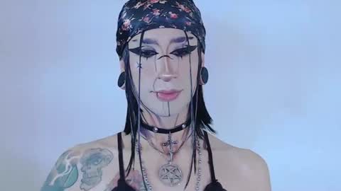 Snapshot of alienexxx chatting on June 20, 10:45 pm online show from June 20, 10:45 pm