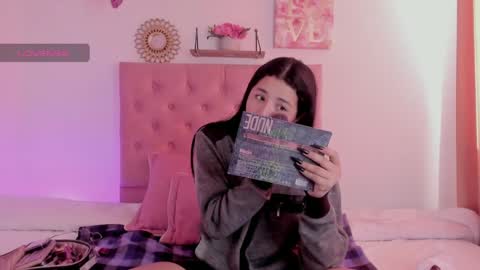 aliice_walker_ online show from December 5, 12:11 pm