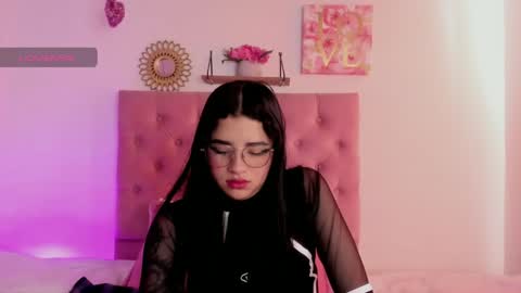 aliice_walker_ online show from December 5, 3:39 pm
