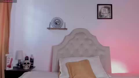 aliice_walker_ online show from September 15, 1:33 pm