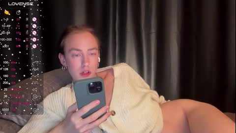 Snapshot of alina_flow chatting on December 4, 12:36 pm Alexa online show from December 4, 12:36 pm