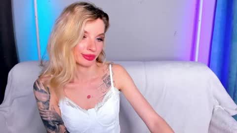 Snapshot of alina_lovelyx chatting on June 4, 2:17 am Alina online show from June 4, 2:17 am