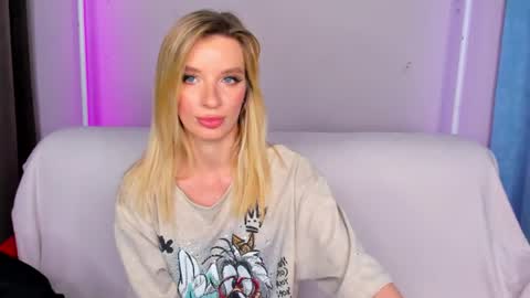 Snapshot of alina_lovelyx chatting on June 11, 2:53 am Alina online show from June 11, 2:53 am