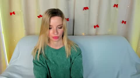 Snapshot of alina_lovelyx chatting on June 14, 2:24 am Alina online show from June 14, 2:24 am
