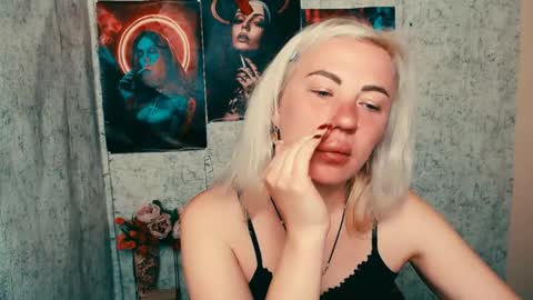 Snapshot of alinafrey_ chatting on May 18, 3:57 am Alina online show from May 18, 3:57 am