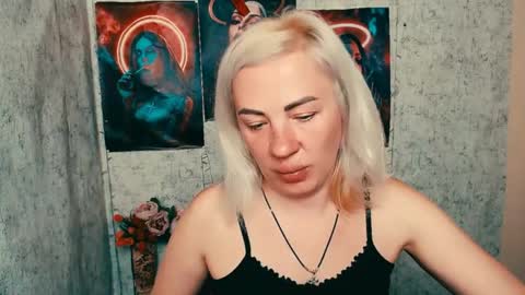 Snapshot of alinafrey_ chatting on May 18, 4:07 am Alina online show from May 18, 4:07 am