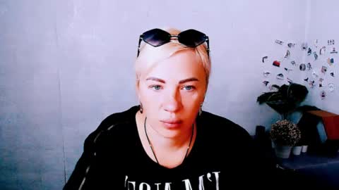 Snapshot of alinafrey_ chatting on June 1, 4:03 am Alina online show from June 1, 4:03 am