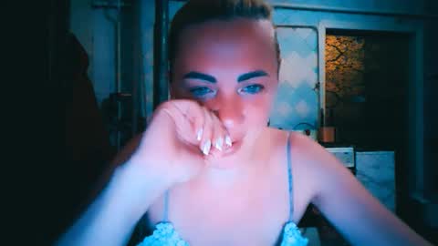 Snapshot of alinafrey_ chatting on June 7, 7:28 pm Alina online show from June 7, 7:28 pm