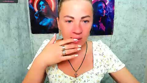 Snapshot of alinafrey_ chatting on June 16, 4:48 am Alina online show from June 16, 4:48 am