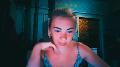 Snapshot of alinafrey_ chatting on July 8, 5:12 am Alina online show from July 8, 5:12 am