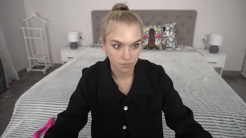 Snapshot of alinalemon chatting on June 16, 12:30 pm Alina online show from June 16, 12:30 pm