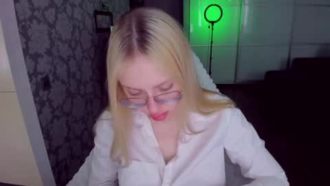 Snapshot of alinaocean chatting on May 10, 8:30 am alinaocean online show from May 10, 8:30 am