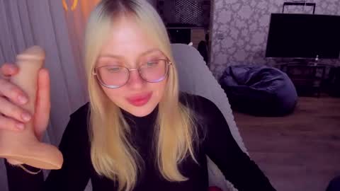 Snapshot of alinaocean chatting on June 1, 9:27 pm alinaocean online show from June 1, 9:27 pm