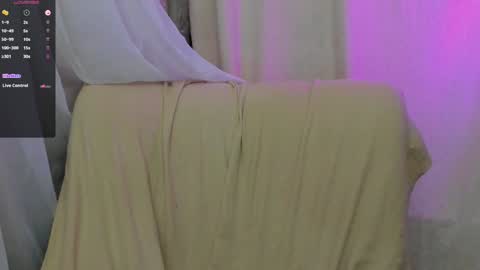 Snapshot of alinegreeeen chatting on January 25, 1:52 pm Aline Greeeen online show from January 25, 1:52 pm