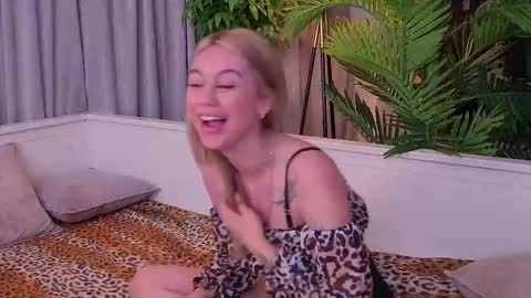 Snapshot of alisha_g chatting on May 15, 4:03 pm July online show from May 15, 4:03 pm
