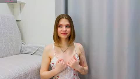 Snapshot of alisia_spinnet chatting on June 11, 12:47 pm Alisia online show from June 11, 12:47 pm
